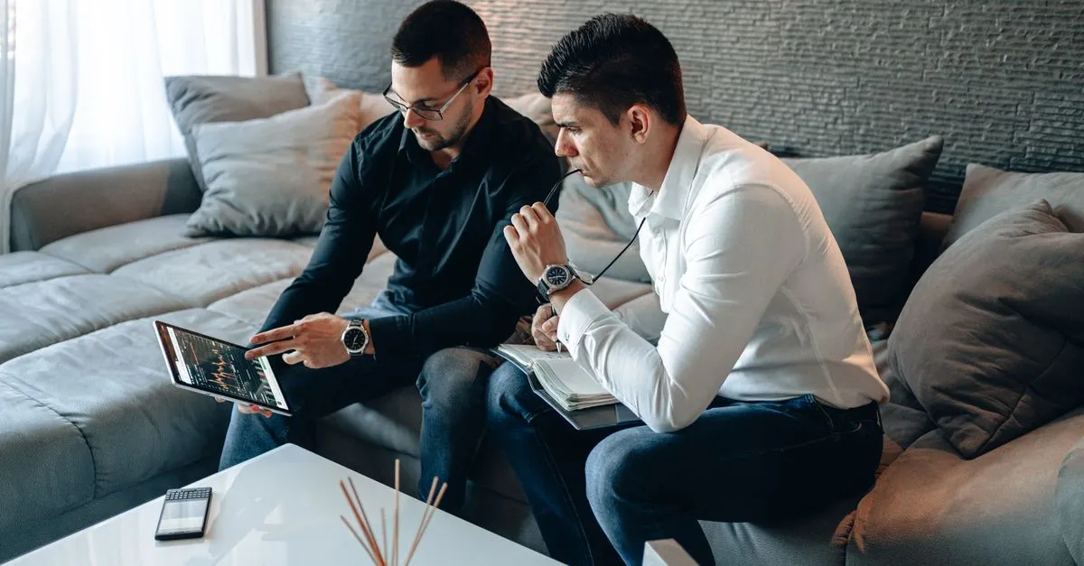 Especialista avaliando impacto da amortização antecipada de home equity em empréstimos.