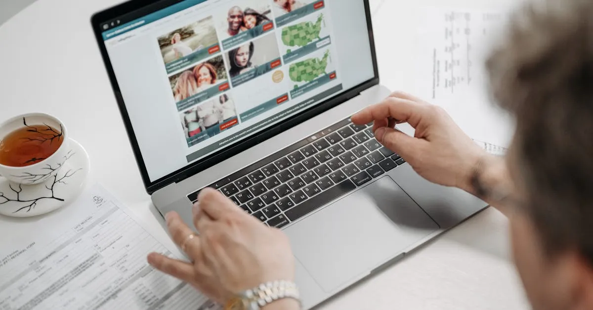 Usuário comparando opções de empréstimo online com documentos à mão