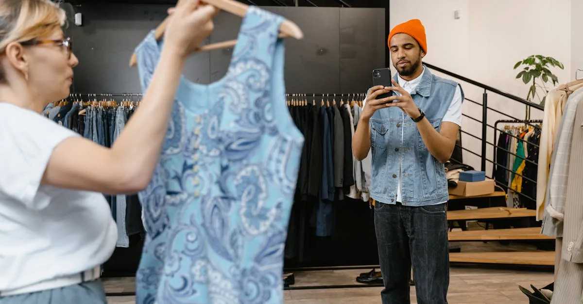 Empresário feliz e armazém organizado, exemplificando o sucesso na gestão de overstock na moda com a revolução da IA agêntica.