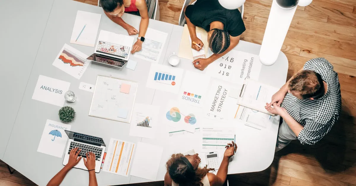 Visão geral de um escritório moderno com equipes trabalhando em prospecção b2b e análise de mercado.