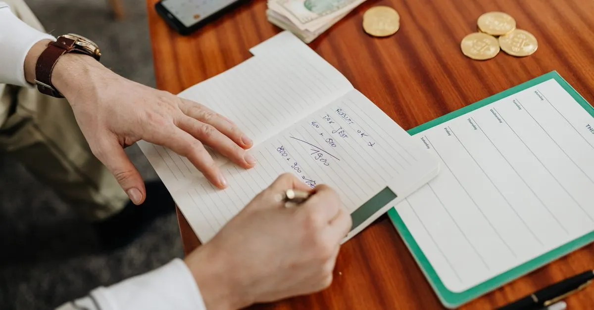 Calculadora e moedas organizadas sobre mesa simulando a escolha do prazo ideal para empréstimo consciente.