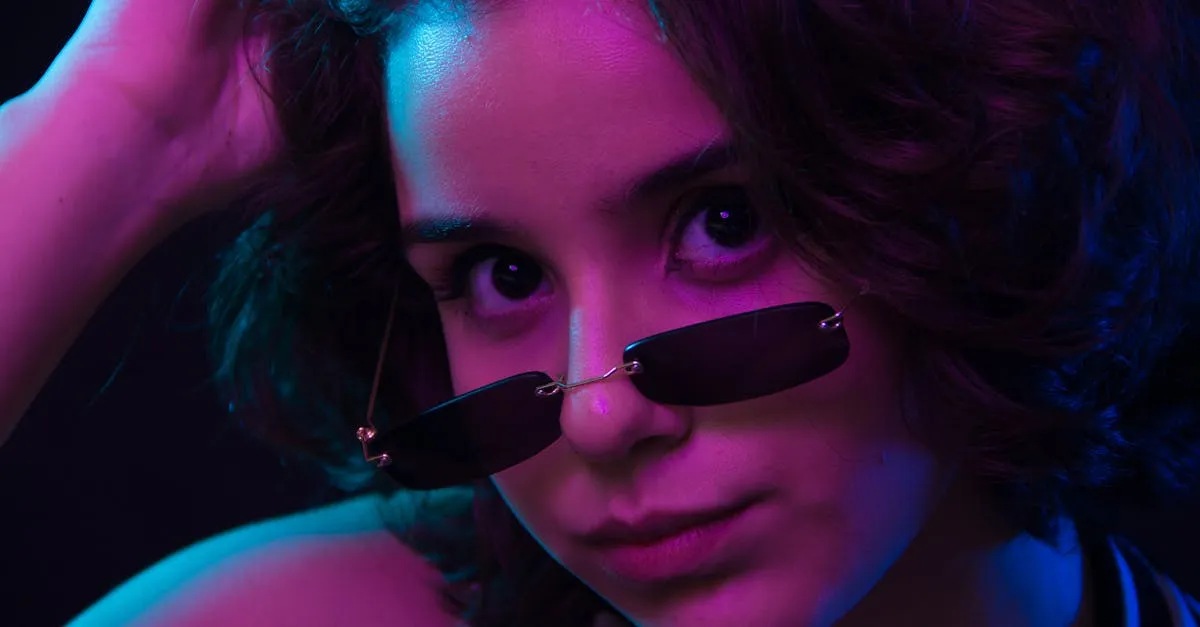 Grupo diverso de mulheres usando sapatilha transparente em um café moderno, com a marca By Sophi.