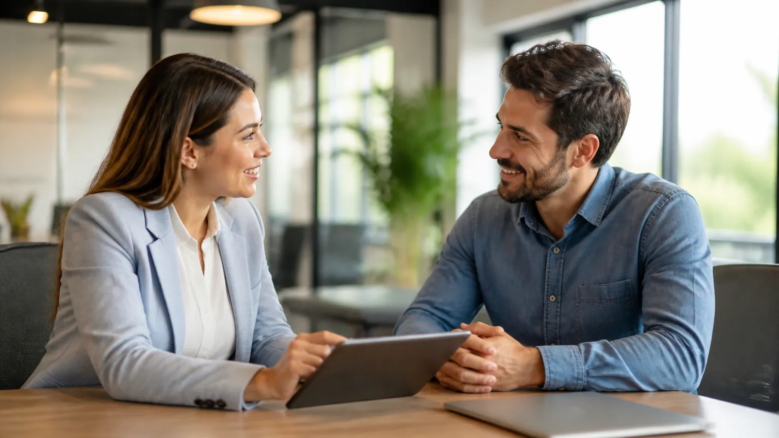 Consultoria financeira demonstrando como gerar oportunidades comerciais aumentando o valor por cliente.