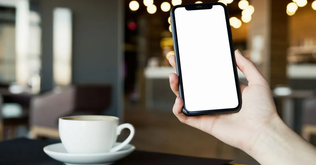 Atendimento rápido demonstrando como conseguir clientes para crédito nas redes sociais pelo celular.