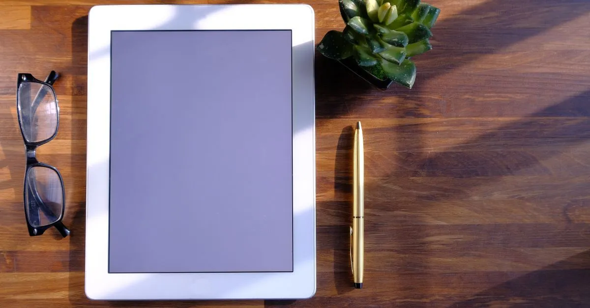 Tablet com conteúdo educativo sobre programas de afiliados de crédito e finanças.