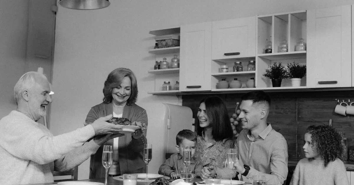 Família feliz em casa confortável, refletindo segurança financeira do crédito para aposentado com imóvel.