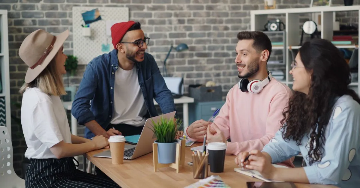 Grupo de profissionais planejando marketing de afiliado em coworking