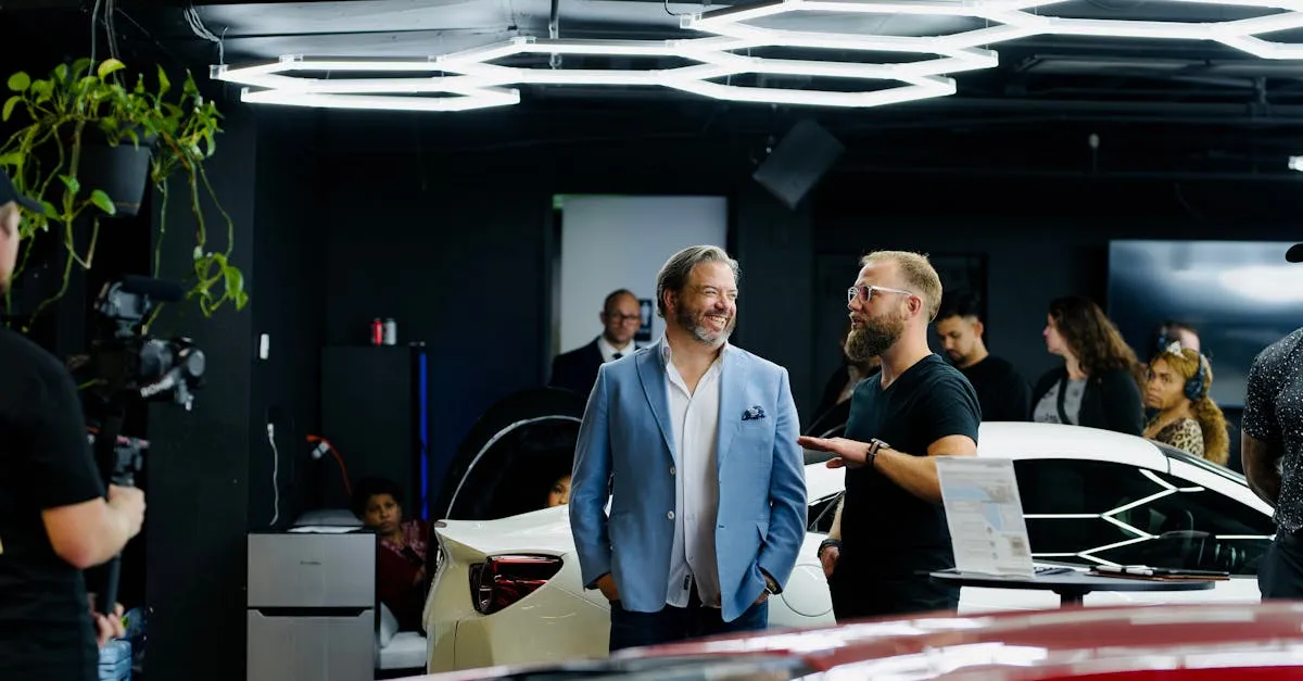 Pessoas entusiasmadas em lançamento de carro, potencializando Meta Ads Concessionária para engajamento.