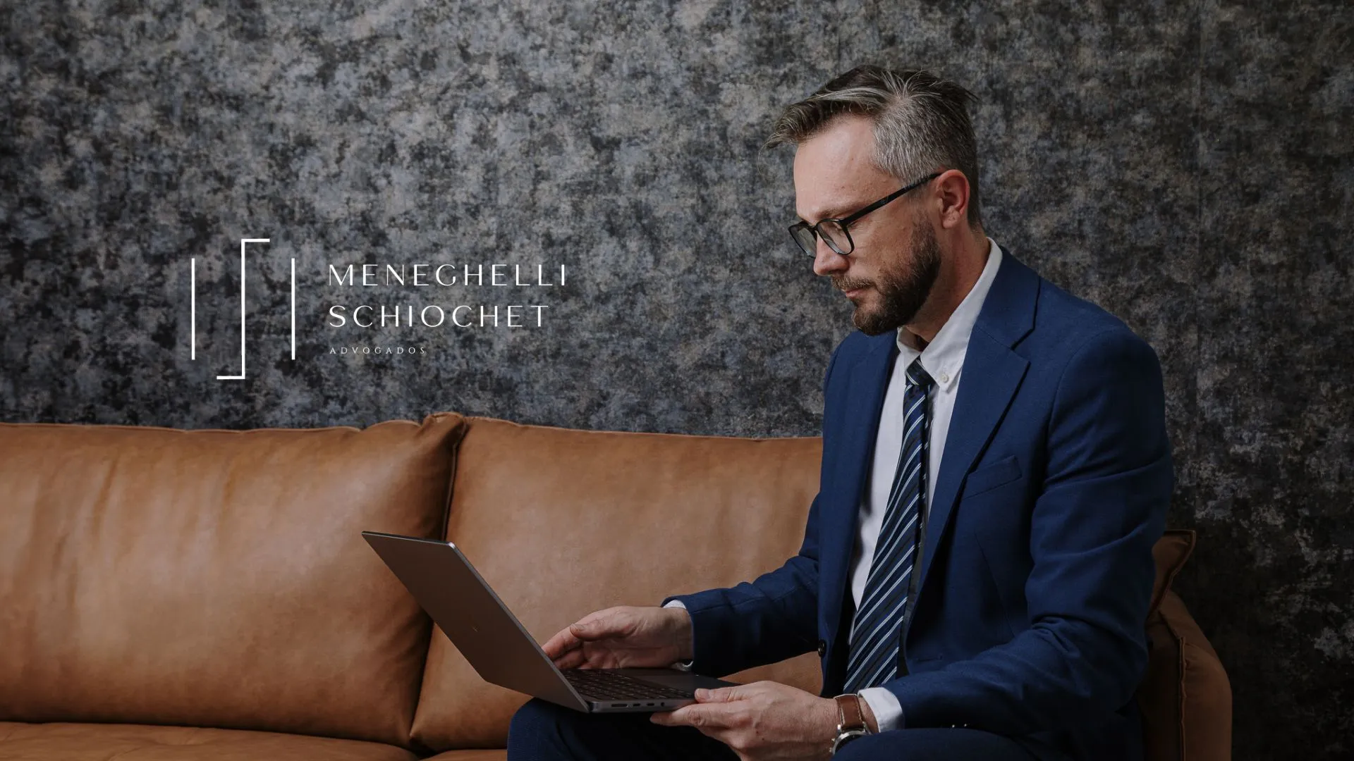 Uma família se consulta com um advogado previdenciario para entender melhor os benefícios assistenciais (BPC/LOAS).