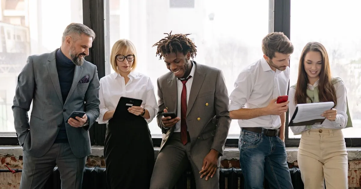 Equipe de negócios confiante após sucesso, utilizando crédito para antecipação de projetos estratégicos.