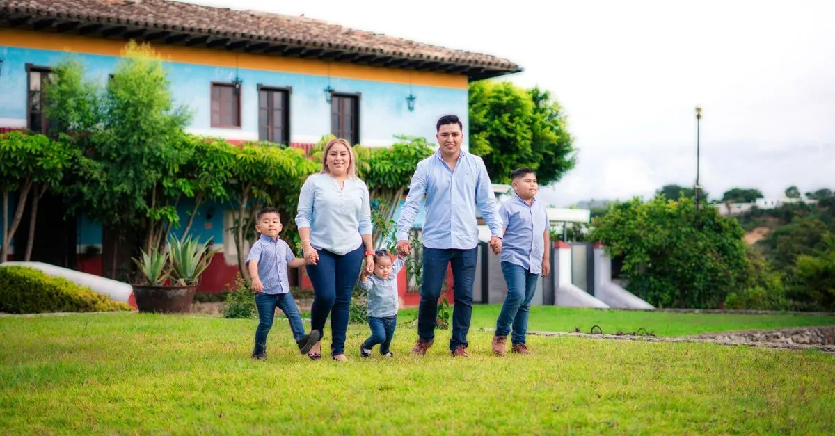 Família realizada após obter empréstimo para terminar construção da casa própria.