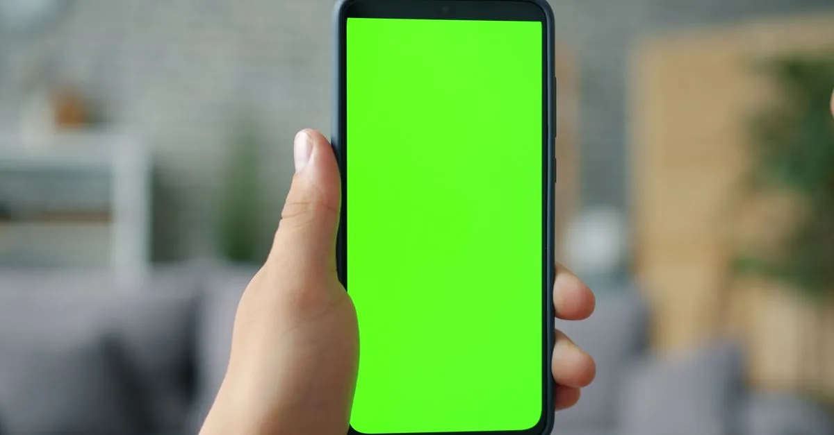 Celular exibindo economia gerada pela portabilidade de empréstimo rápida.