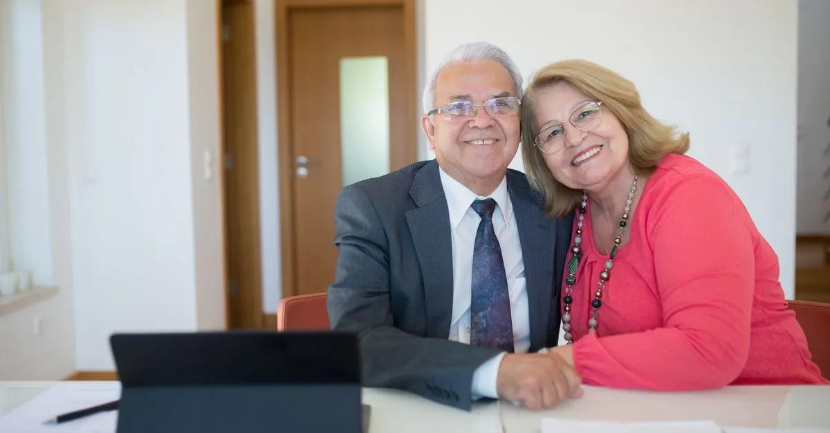 Casal assinando documentos para aprovar home equity com imóvel de coproprietários com segurança.