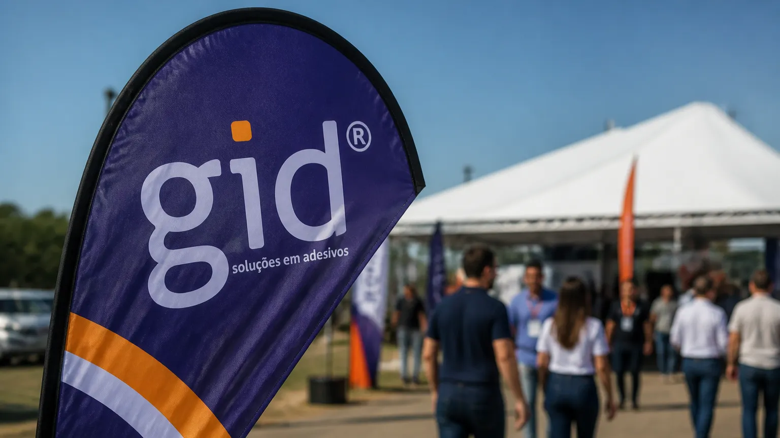 Detalhe de wind banner personalizado para divulgação de marca em evento comercial externo.