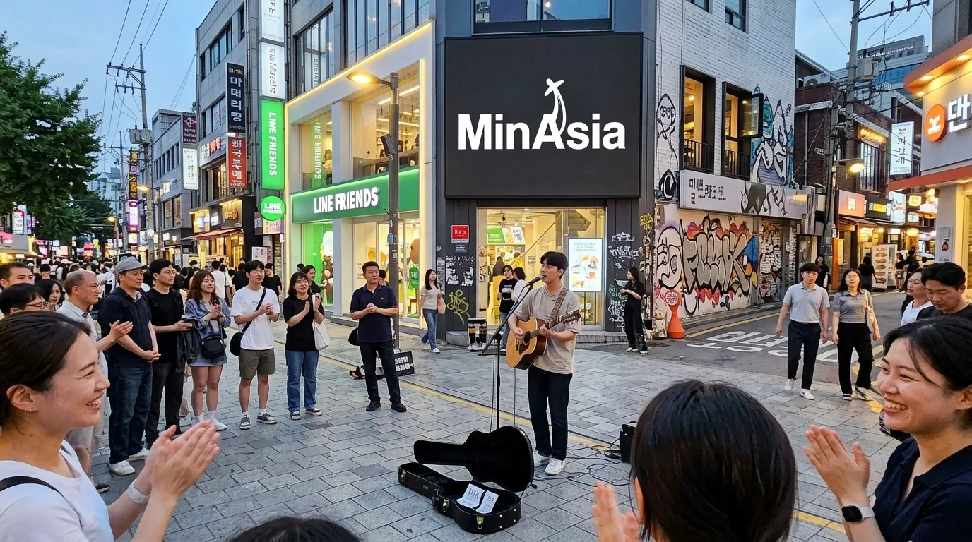 Musico de rua tocando para pedestres na movimentada avenida de Hongdae em Seul
