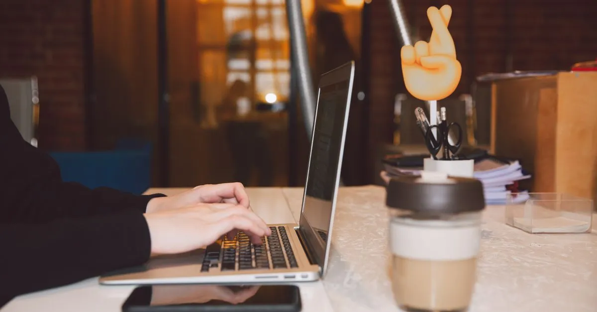 Pessoa pesquisa no laptop quanto tempo esperar para pedir empréstimo após readequar o orçamento pessoal.