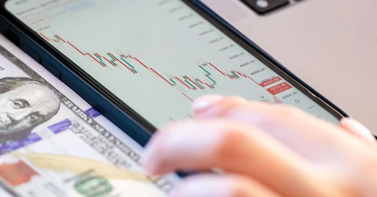 Celular com aplicativo financeiro ajudando no controle do financiamento de carro usado.