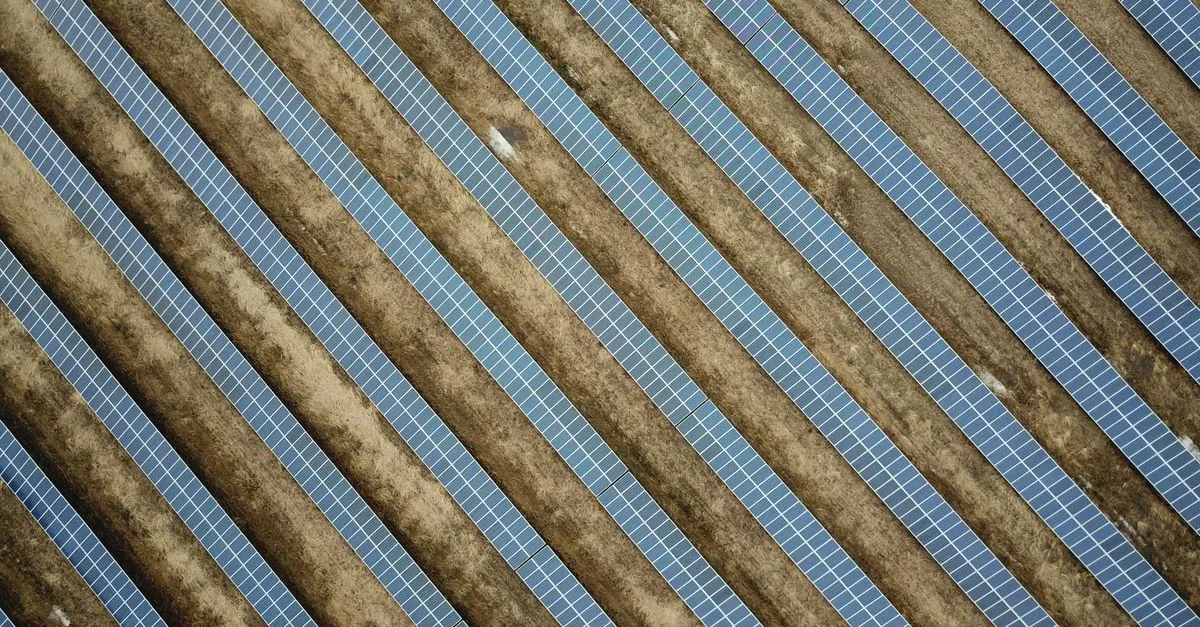 Fazenda solar remota que gera energia solar por assinatura para condominios urbanos reduzirem seus custos mensais.