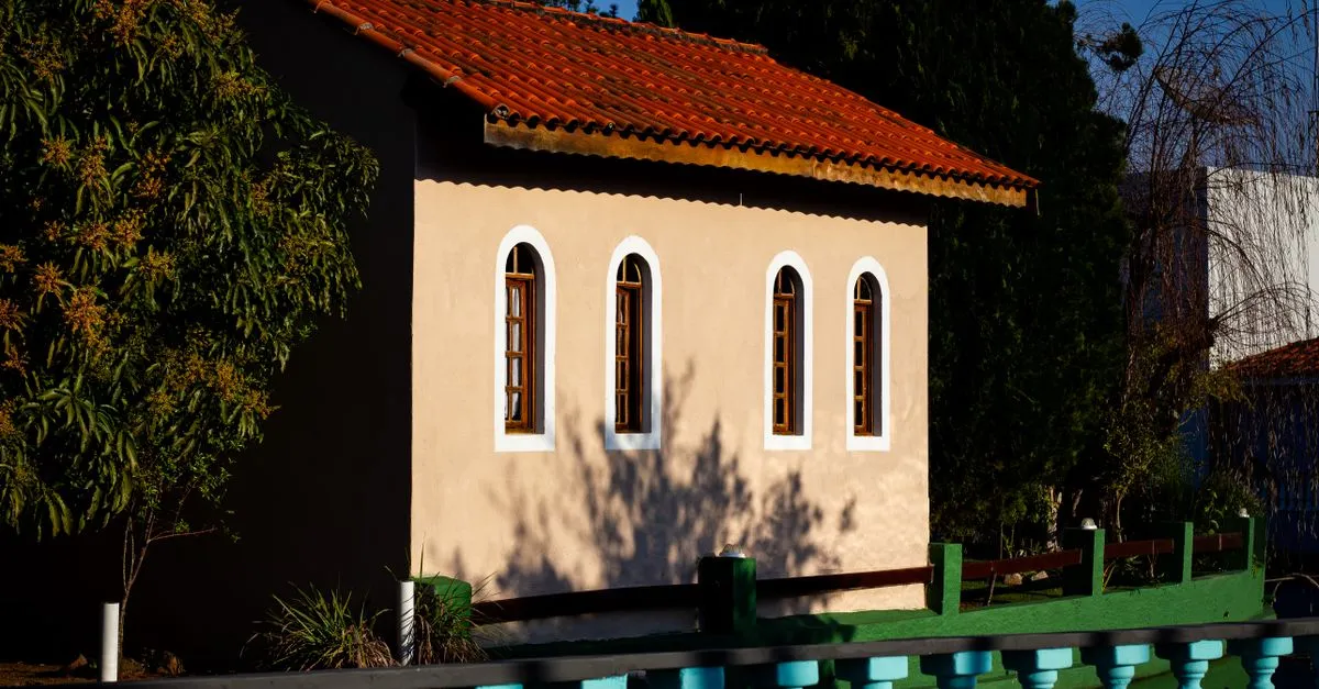 Casa antes e depois de obter crédito para terminar obra.