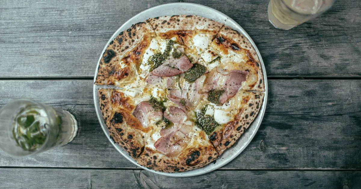 Pizza artesanal de bordas alveoladas servida em confraternizacao de pizza eventos domicilio