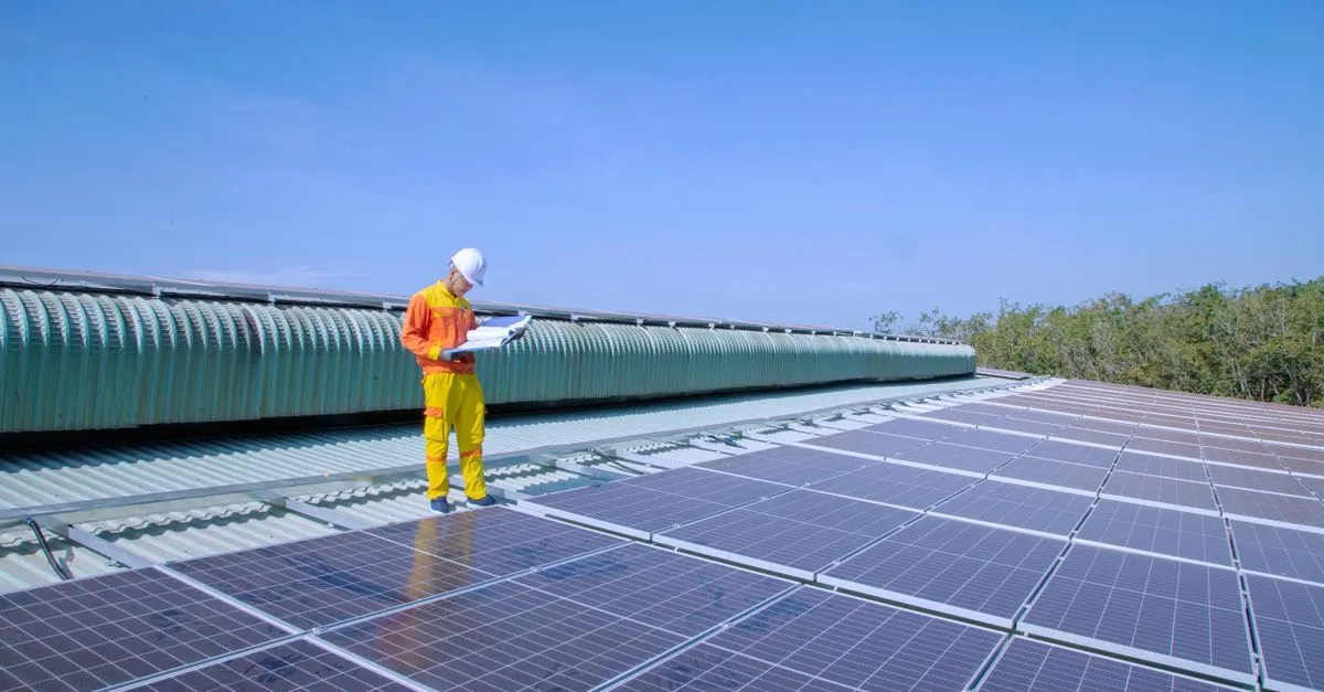 Técnico inspecionando painéis para avaliar energia solar por assinatura para empresas ou instalação própria.