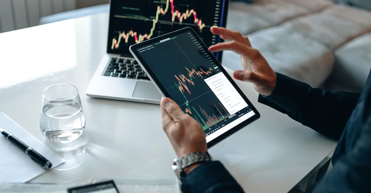 Gráfico comparando taxas do crédito com garantia ou empréstimo pessoal exibido em uma tela de tablet moderna.