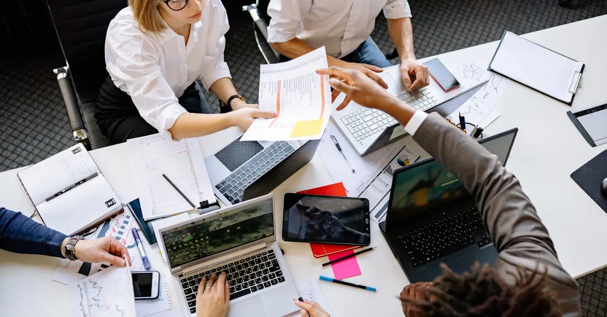 Equipe diversa colaborando com IA para análise de dados e tomada de decisões estratégicas, destacando a plataforma de inteligência da Liflow.