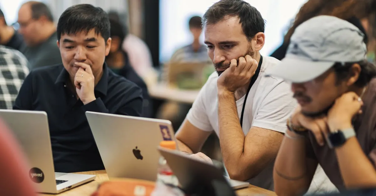 Equipe diversa colaborando em modelos financeiros holográficos, simbolizando a execução no futuro sistema financeiro.