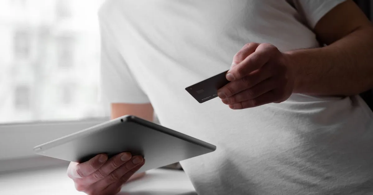 Mão com cartão de crédito escolhe empréstimo para compra de equipamentos, com opções de financiamento.