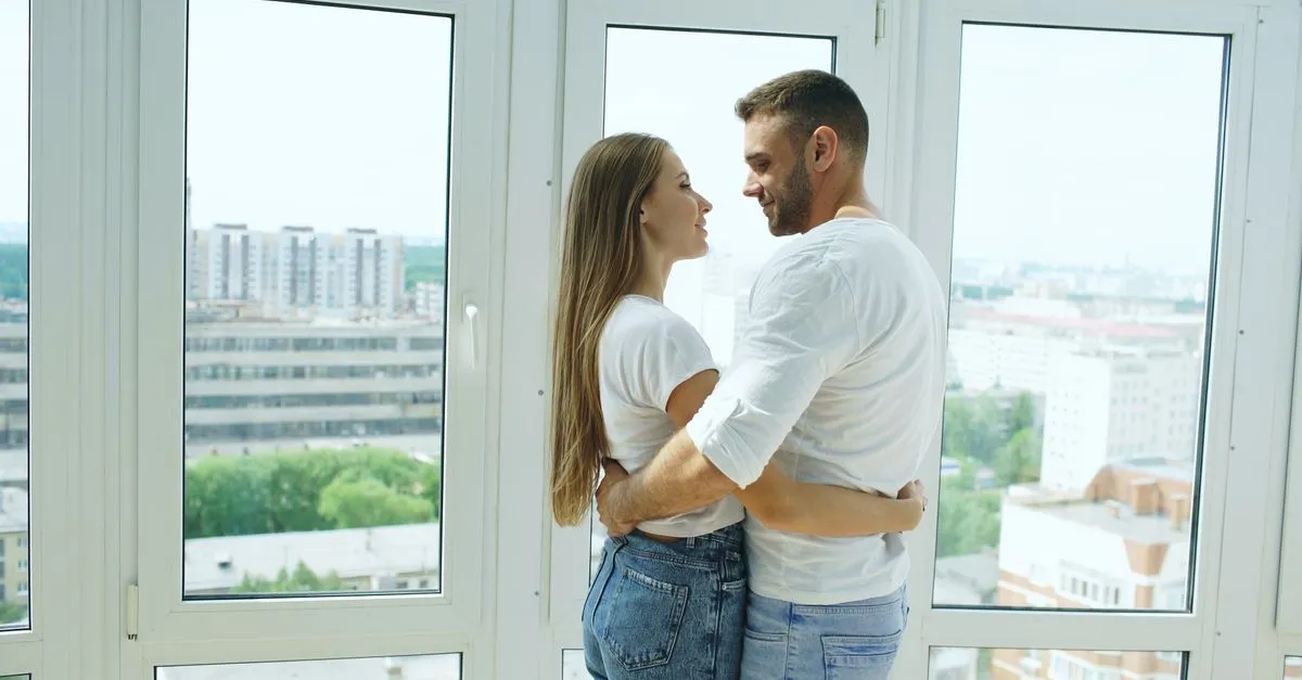 Casal comemora conquista de apartamento usando crédito com renda do cônjuge aprovado.