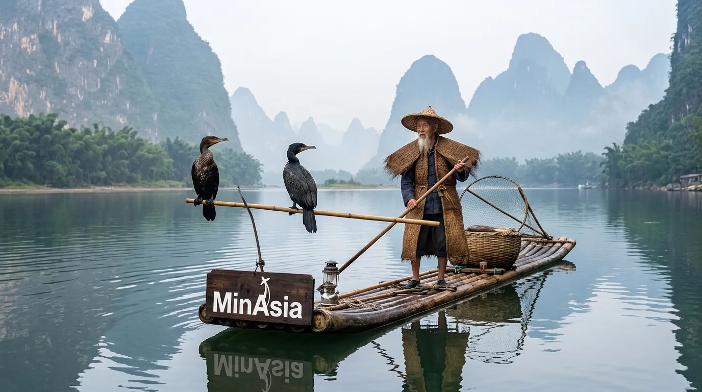 Pescador tradicional em Guilin com aves cormorões em balsa de bambu.