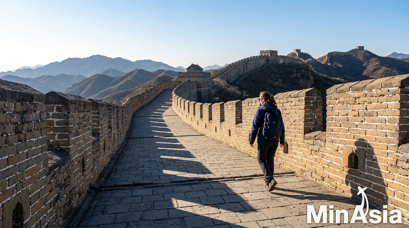 Turista caminhando pelos degraus de pedra na histórica Grande Muralha da China com vista deslumbrante.