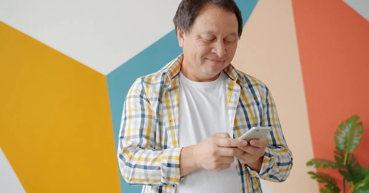 Cliente satisfeito inspecionando a textura da grama sintética, simbolizando a garantia de qualidade e o ótimo preço da grama sintética com entrega rápida.