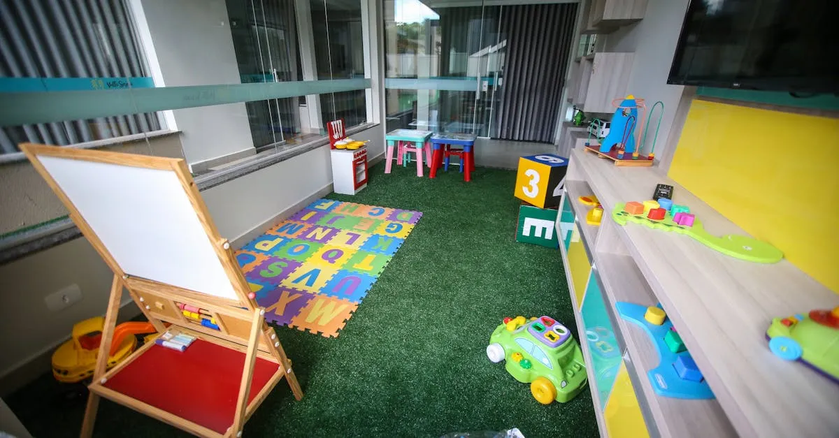Parede criativa com grama artificial em quarto infantil, ideal para um espaço lúdico e inspirador. Decoração divertida e segura.