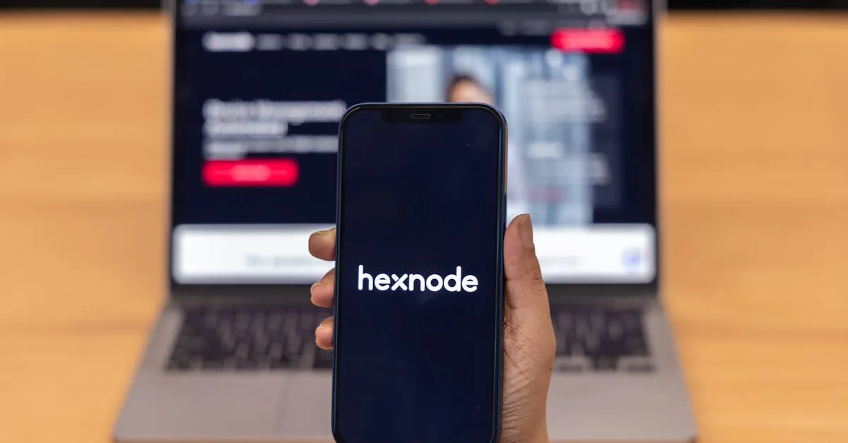 Cliente acessando site institucional no celular e percebendo mais credibilidade que nas redes