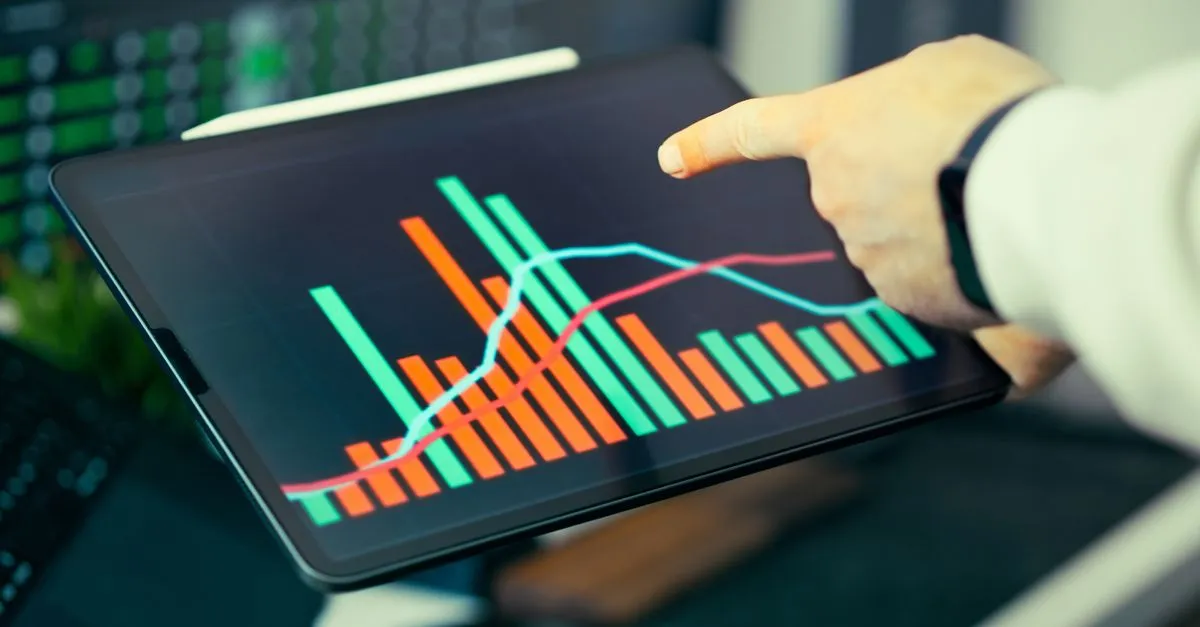 Empresário analisando o ROI: em quanto tempo o investimento em maquinários de acabamento retorna.