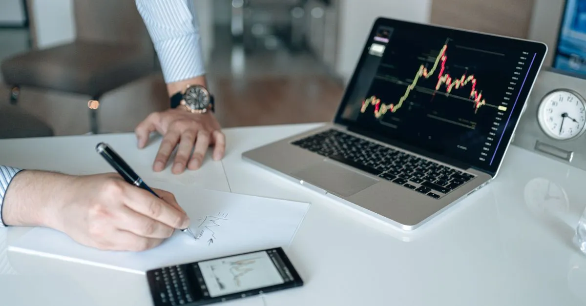 Profissional analisa documentos de financiamento para aluguel por temporada em escritório.