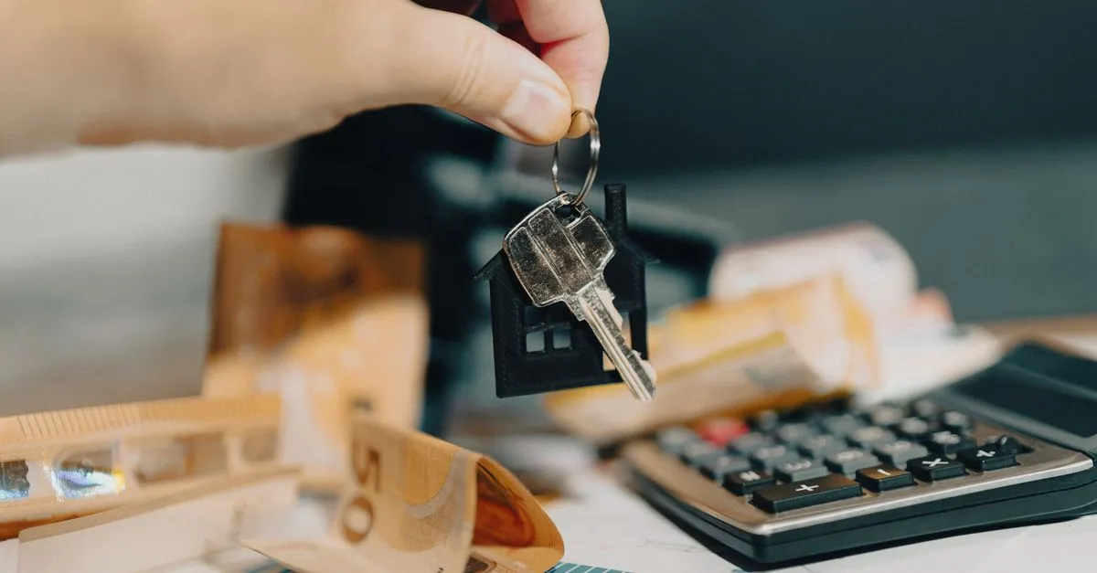 Assinatura de contrato garantindo portabilidade de financiamento imobiliário mais barata.