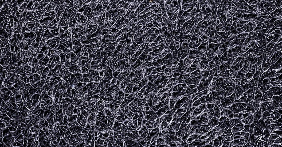 Textura detalhada de um capacho porta de entrada de fibra de coco, mostrando sua eficácia em reter sujeira e durabilidade.