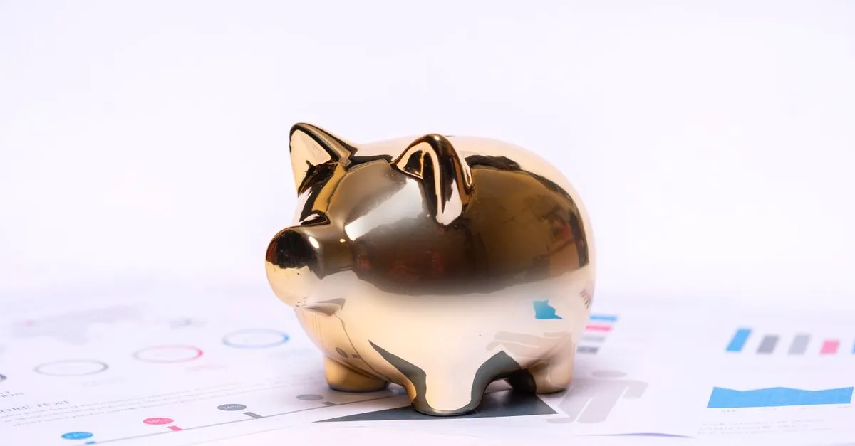 Cofre de vidro com dinheiro e uma escada, representando planejamento financeiro e crédito para valorização patrimonial.