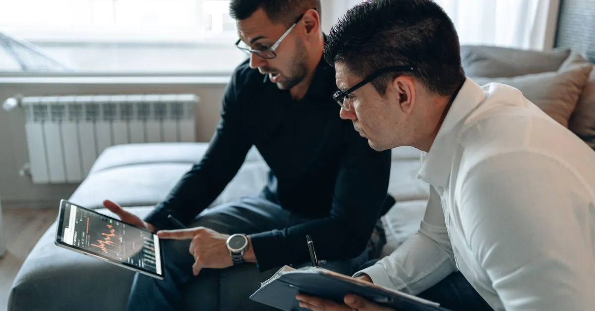 Especialista mostra vantagens da portabilidade de financiamento imobiliário em tablet.
