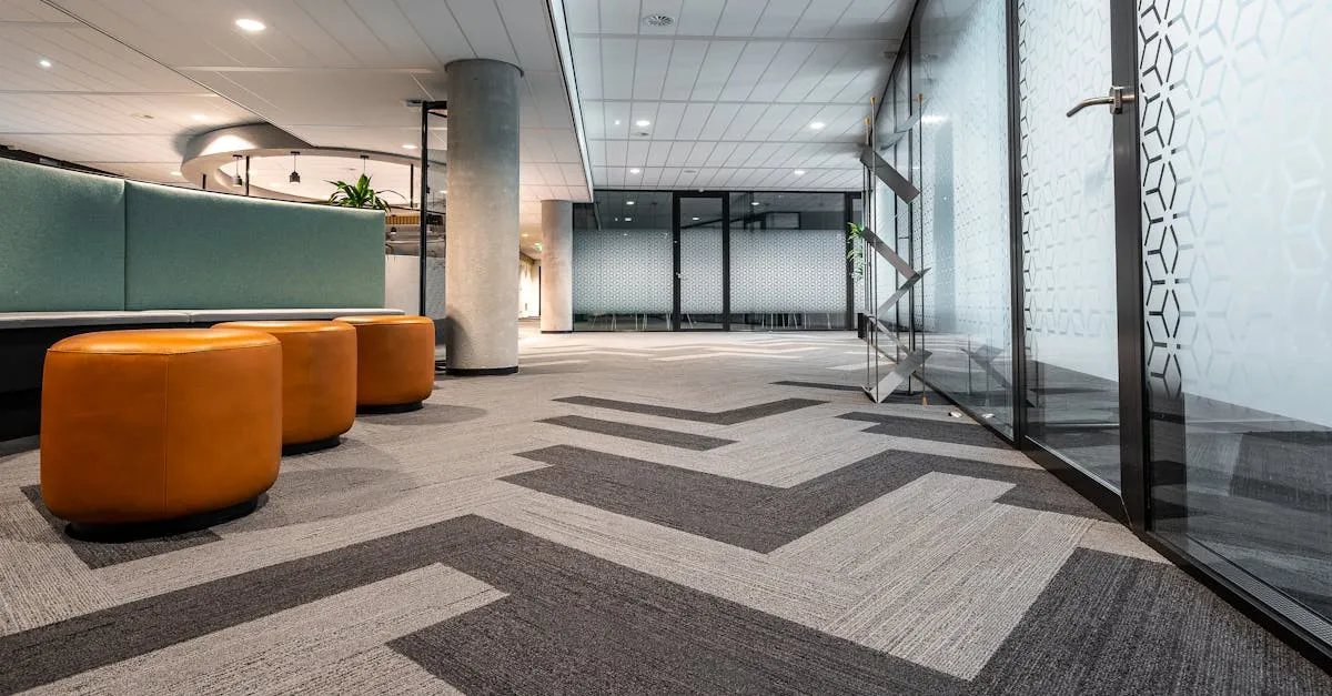 Lobby de escritório moderno com um elegante tapete sintético de design personalizado, realçando a sofisticação e versatilidade.