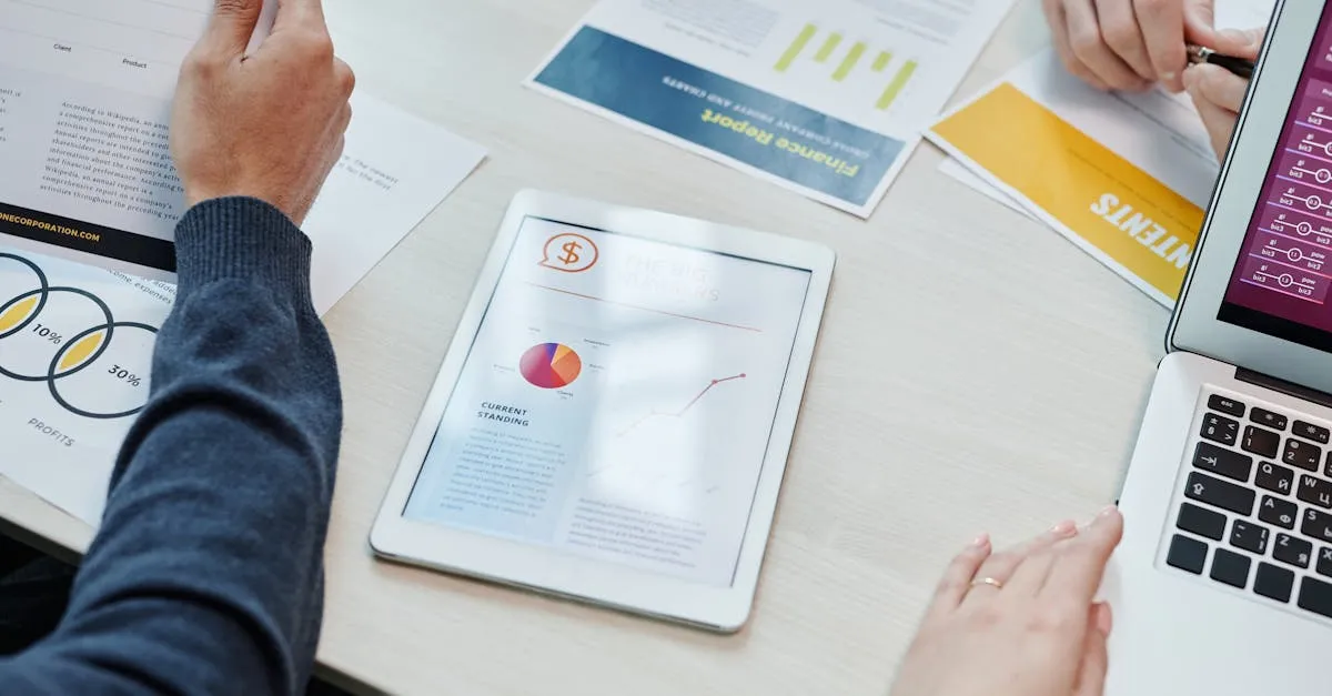 Auditoria revisando relatório de indicadores de compliance da Gopliance em tablet durante diligência.