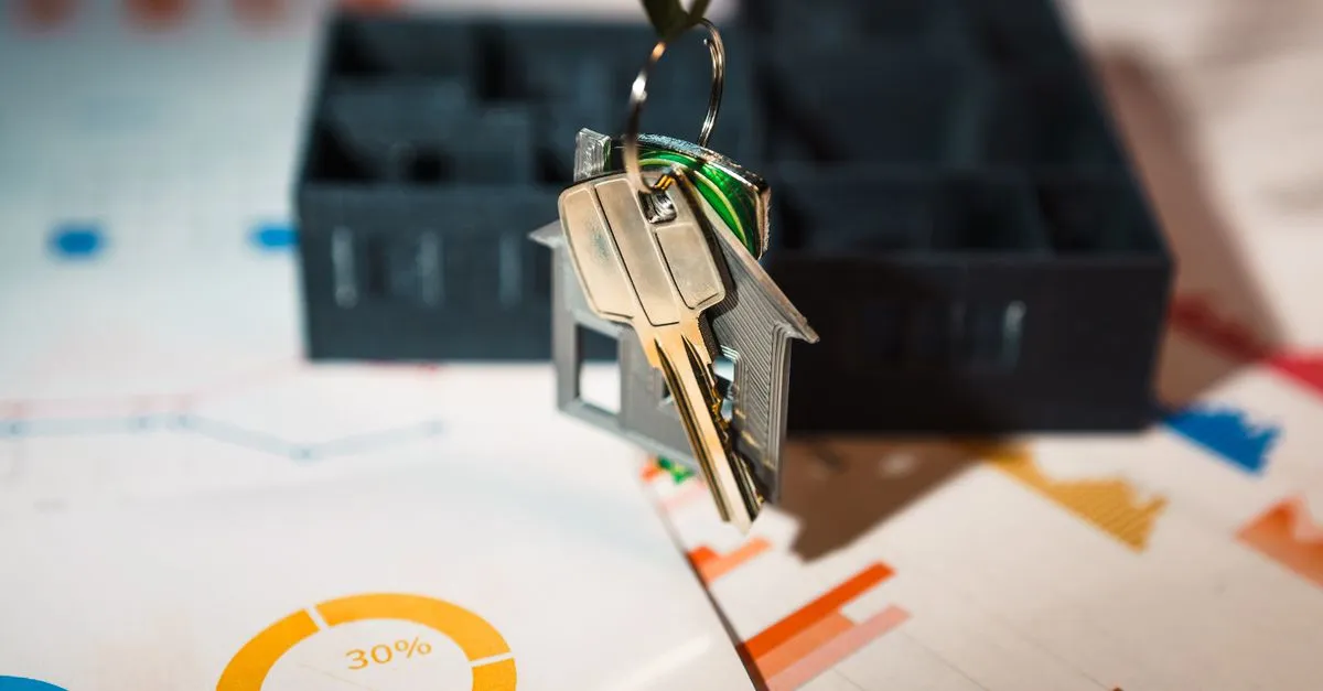 Chave sobre documentos de credito avaliando vantagens de home equity ou financiamento imobiliario.