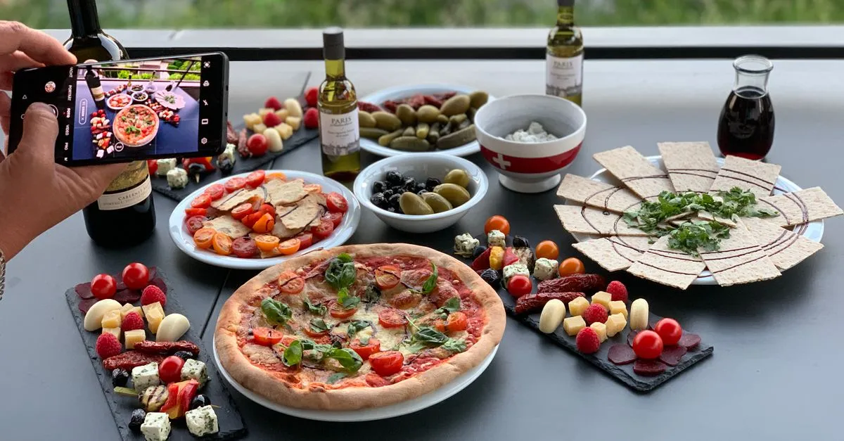 Estacao de pizza gourmet com ingredientes frescos montada para festa pizzaria em casa.