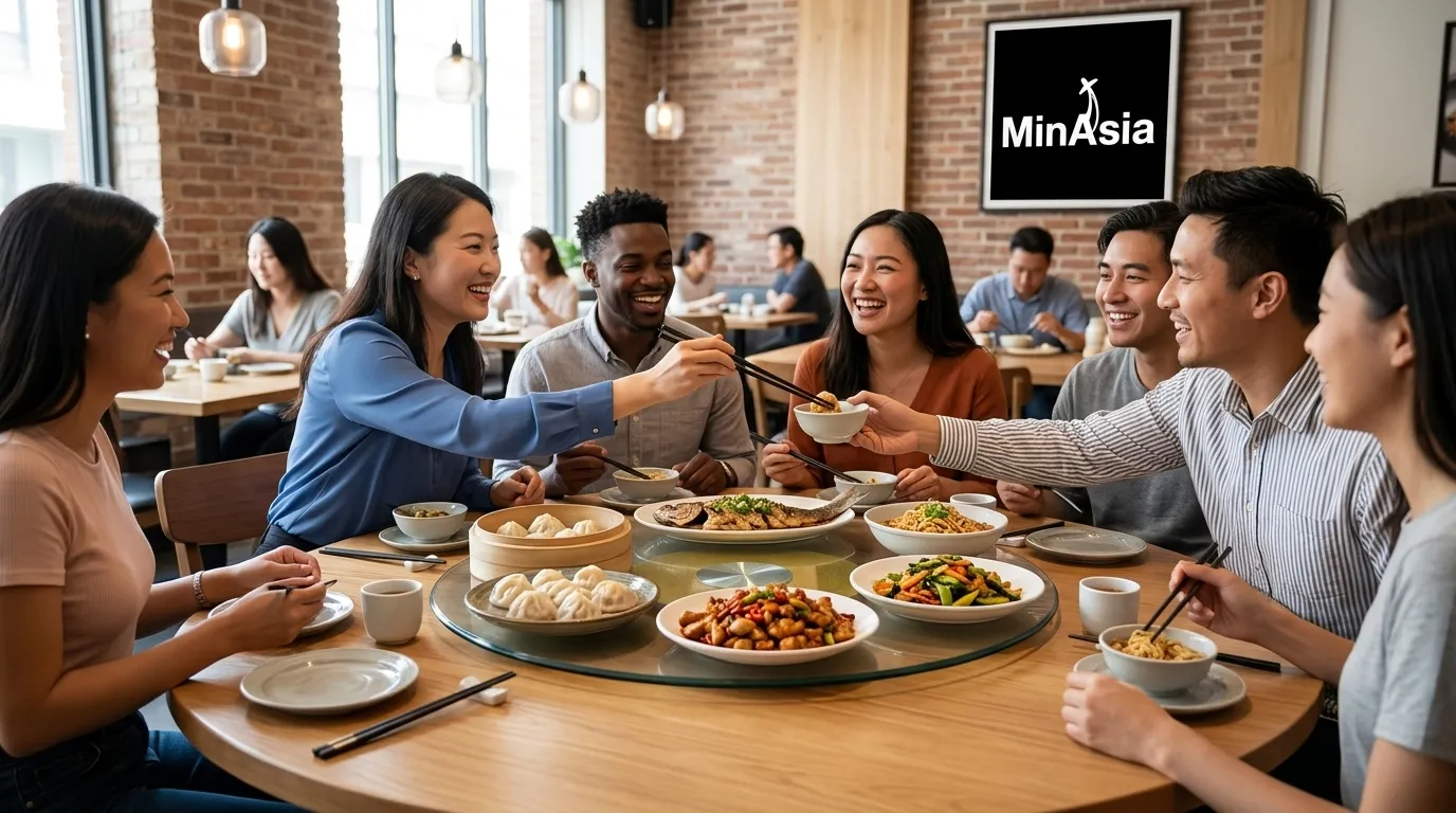 Grupo compartilhando refeicao respeitando os costumes da china em restaurante.