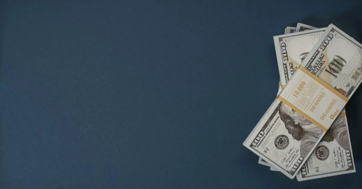 Símbolos financeiros e balança legal em torno de casa, representando financiamento de imóvel de herança.
