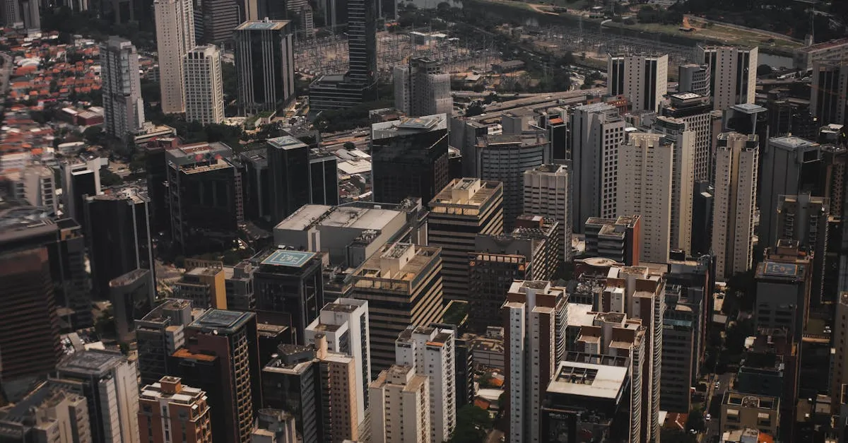 Vista aérea de um escritório moderno, representando a relevância contínua dos espaços físicos no ambiente de negócios.