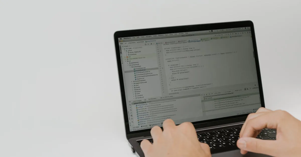 Mãos digitando em laptop com interface da Liflow para gerar lista de leads.