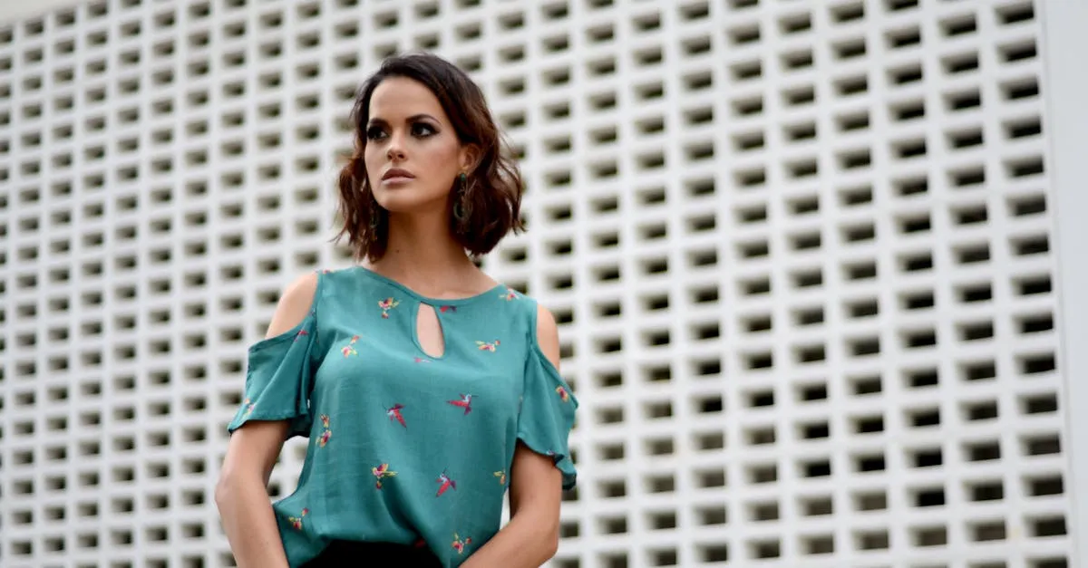 Mulher de negócios em ambiente de escritório, exibindo a moda evangélica feminina executiva da By Sophi.